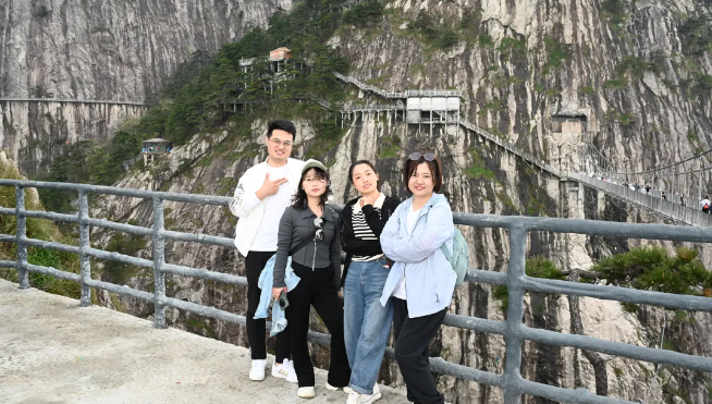 GA黄金甲风管销售中心员工在安徽明堂山景区照片