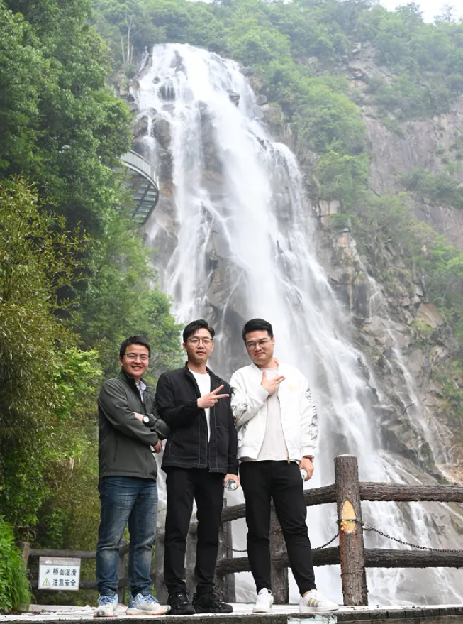 GA黄金甲风管销售中心员工在安徽明堂山景区照片