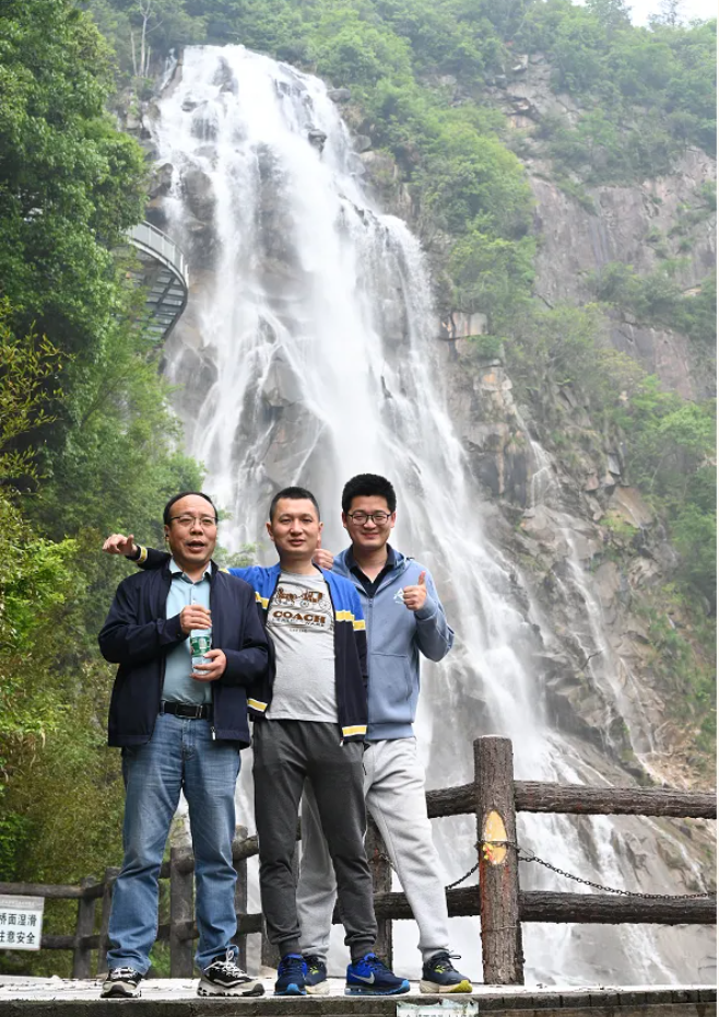 GA黄金甲风管销售中心员工在安徽明堂山景区照片
