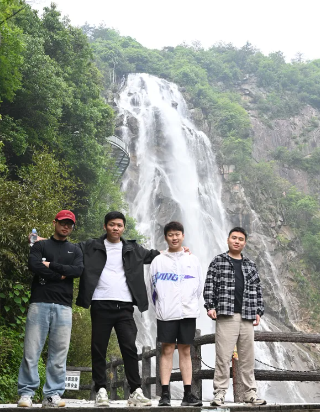 GA黄金甲风管销售中心员工在安徽明堂山景区照片