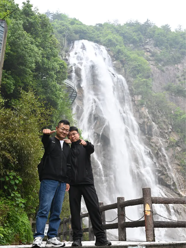 GA黄金甲风管销售中心员工在安徽明堂山景区照片